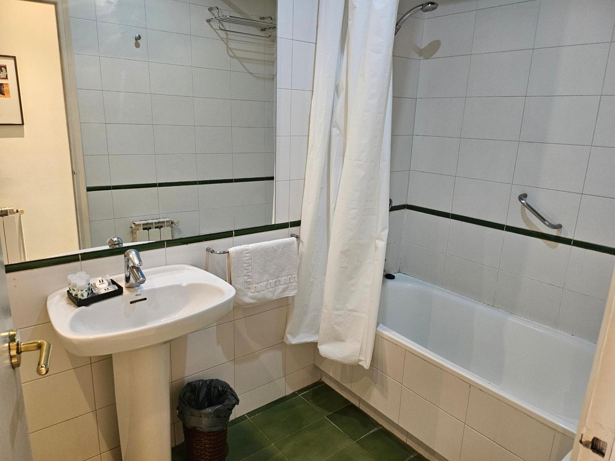 Apartament Sant Jordi Girona 97 *